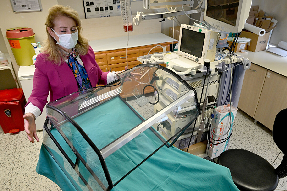 Prof. Dr. Karnak, şu değerlendirmelerde bulundu: "Ürünle hem bronkoskopi yöntemiyle işlemi gerçekleştiren doktorlarımız hem de hastalarımızı korumayı amaçladık ve başarılı da olduk. Ürünü kullandığımızdan beri yapılan işlemlerde hastadan hastaya veya doktora enfeksiyon bulaşı hiçbir şekilde yaşanmadı. Hastanedeki işlemlerde sadece Covid-19 değil, havadan geçebilecek tüm enfeksiyonlara karşı da ciddi bir koruma sağlamış olduk."<br><br>