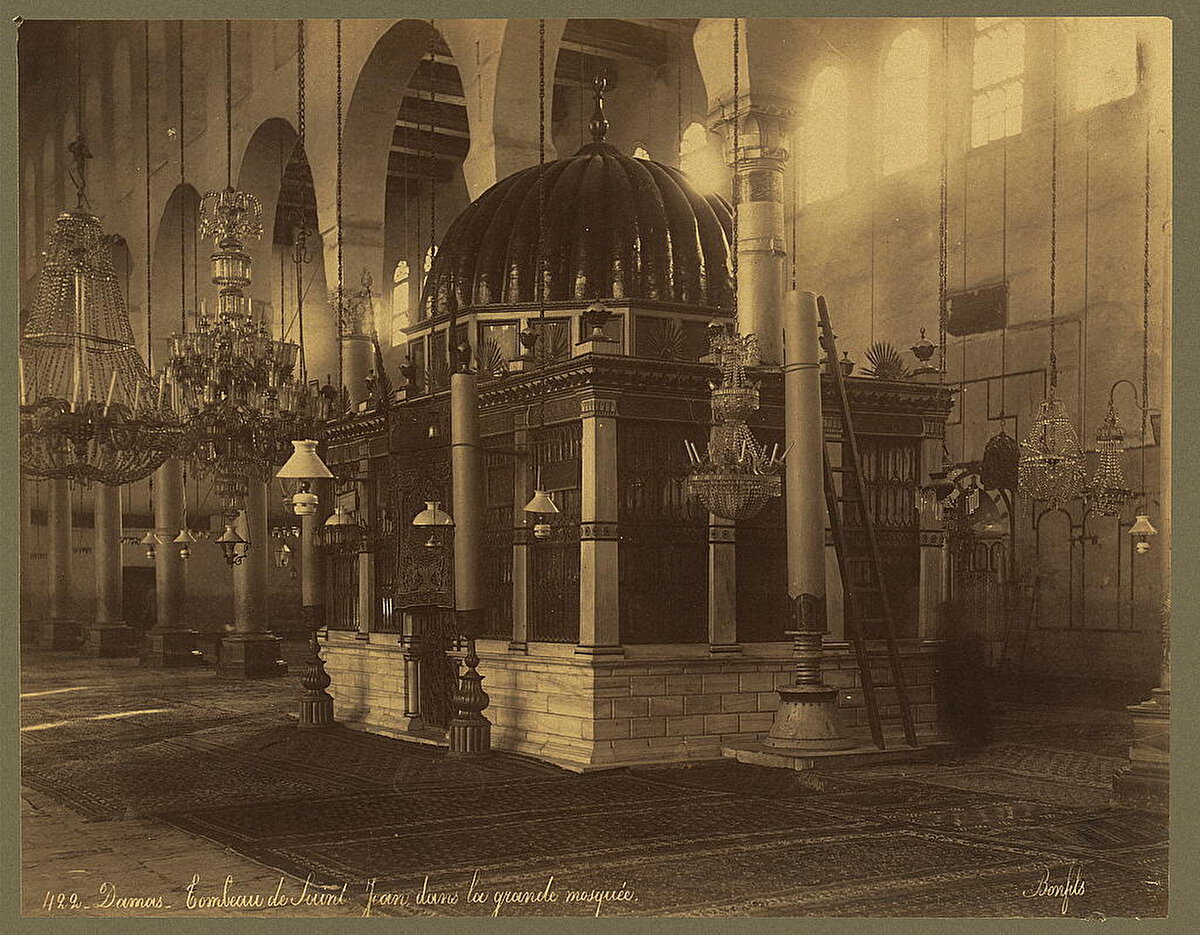 Hz. Yahyâ Türbesi<br><br>Büyük Emevî Camii, ibadethane ve avlu olmak üzere iki bölüme ayrılmıştır. İç kısımda merkez konumda Şâfiî mihrabı, sağ tarafta Hanefî ve Hanbelî mihrapları ve sol tarafta ise Mâlikî mihrabı bulunmaktadır. Mâlikî mihrabı ile kartal kubbesininin arasında, Hz. Yahyâ'ya nispet edilen ve onun kesik başının gömülü olduğu düşünülen türbeye benzer bir yapı vardır.