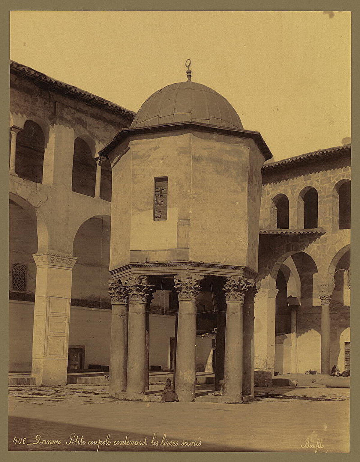 Kubbetü’l-hazne<br><br>Emevî Camii’nin avlusunda, şadırvanın yanı sıra, biri “Kubbetü’l-hazne” (beytü’l-mâl), diğeri “Kubbetü Zeynelâbidîn” adını taşıyan kubbeli iki küçük yapı mevcuttur. Roma sütunları üzerinde duran, mozaiklerle süslenmiş sekizgen formdaki Kubbetü’l-hazne, batı tarafında yer almaktadır. Sekizgenin her yüzeyindeki bitkisel süslemeler, mozaikle kaplıdır. Burada, camiye ait vakıf gelirleri muhafaza edilmektedir.