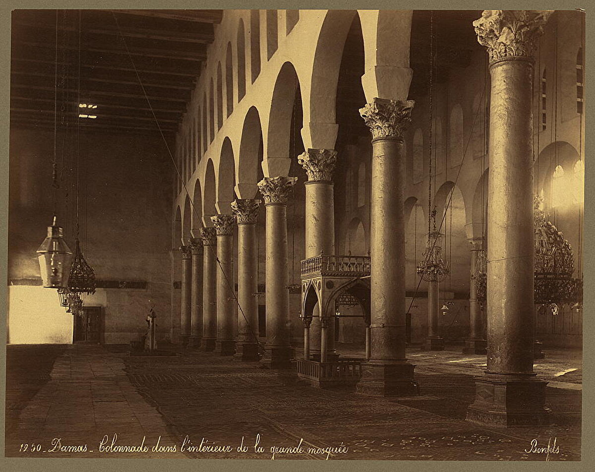 Emevî Camii’nin iç kısmında yer alan sütunlar.