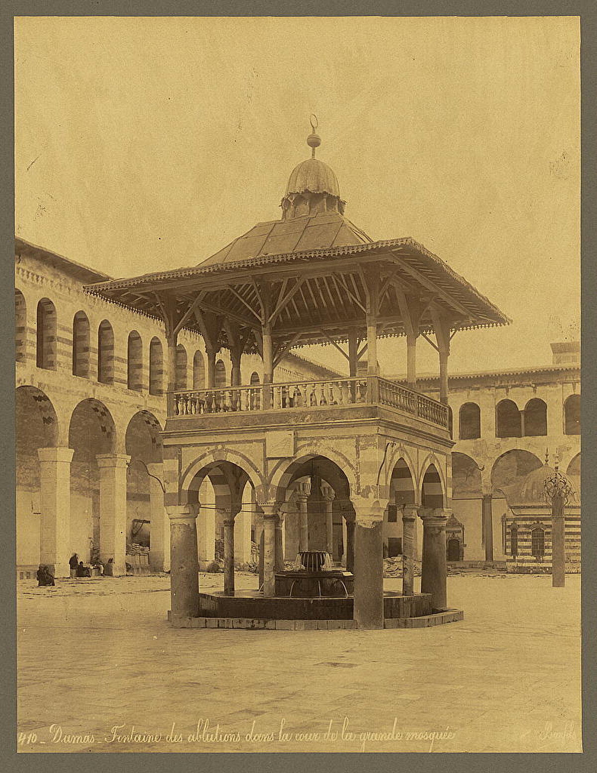 Emevî Camii'nin avlusunda, abdest almak için kullanılan şadırvan<br><br>Emevî Camii'nin üç yönden girişi olan revaklı avlusu, hariminin kuzey tarafında olup doğu, batı ve kuzeyden olmak üzere üç yönden revaklarla çevrilidir.