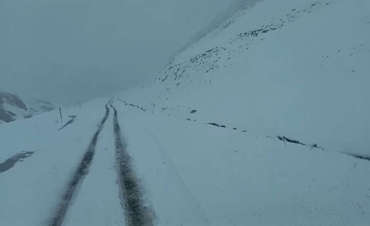 Yağış nedeniyle sürücülerle zor anlar yaşadı. Karayolları ekipleri, bölgede kar küreme çalışması başlattı.