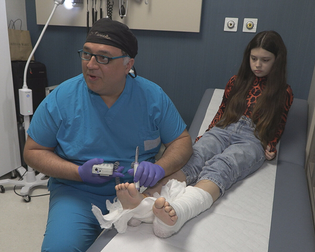 Kızlarının Türkiye'de tedavi edilebileceğini öğrenince, soluğu İstanbul'da aldı. Geçtiğimiz Nisan ayında gerçekleştirilen 15 saatlik ameliyat ile Andrea'nın boyun bölgesinden, her iki bacağına da 6 seviyeli lenf bezi nakli gerçekleştirildi. Daha önce 3 adet lenf bezi nakli gerçekleştirerek bir ilke imza atan Prof. Dr. Karaaltın, Andrea'ya yaptıkları 6 seviyeli lenf bezi nakli ile bu alanda rekora ulaştıklarını kaydederek, Mitrea'nın bu açıdan dünyadaki ilk vaka olduğunu ve literatüre gireceğini kaydetti. Öte yandan ameliyattan sonra son kontrollerini gerçekleştirmek üzere doktoruna gelen Andrea, istediği topuklu ayakkabıyı giyebilme hayaline kavuşacağı için çok sevinçli olduğunu ifade etti. Prof. Dr. Karaaltın ilk topuklu ayakkabısını ona kendisinin alacağı sözünü verdi.  <br>