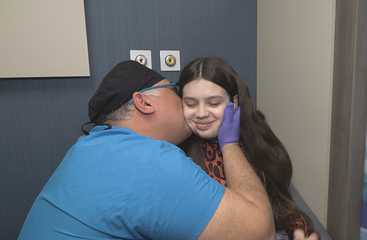 Andrea'nın pediatrik yani çocuk yaş grubundan bir hasta olduğuna dikkat çeken Prof. Dr. Karaaltın,  “Her iki bacak doğuştan lenfödem hastası. Çocuğun doğuştan o bölgede, ayak bileği seviyesinden hiçbir lenfatik damarı yoktu. Ailesi, ayakların boyutunun iki misline çıktığını, kendi yaşıtlarına göre 3-4 numara büyük ayakkabı giydirmek zorunda kaldığını anlattı. Avrupa'da, bir tanesi Almanya Hamburg'da, biri Fransa'da pek çok uzmana gitmişler. Amerika'da New York'ta bu ameliyatları yapan bir ekibe başvurmuşlar. Hepsi yapamayız demiş. Hasta evre iki düzeyindeydi. Ama her iki ayakta dolaşım bozukluğu olduğu için bir şey yapamayız demişler. Biz bu tip hastalarda belli teknolojiler kullanarak lenf damarlarını yakalayabilirsek, bu hastalarda by-pass yaparak tedavi sağlayabiliyoruz. Yani toplardamar sistemine by-pass yapıp bir miktar engelleyebiliyoruz hastalığın ilerlemesini. İkinci inovasyon ise vücudun başka bir yerindeki lenf düğümlerini, problemli bölgeye nakledebiliyoruz. Bu da canlı doku nakli demek. O yüzden mikro cerrahi çok önemli" diye konuştu.<br>