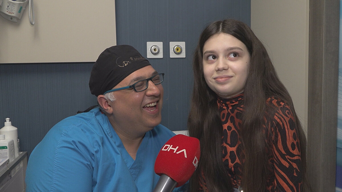 Bu alanda çok fazla ameliyat yapan bir cerrah olarak boyun bölgesindeki lenfleri nakletmeyi tercih ettiğini kaydeden Prof. Dr. Karaaltın,  “Çünkü bu bölgede çok sayıda lenf düğümü var. Sonradan problem yaratıyor mu diye hastalarımız çok soruyor, hayır hiçbir problem yaratmıyor. Bunu daha önce yine ilk kez bizim ekibimiz, 3 seviye yapmıştık. Bu bile bir hayli zor. Çünkü aynı anda 3 tane serbest doku nakli yapıyorsunuz. Yani plastik cerrahideki 3 tane ana büyük ameliyatı aynı anda yapmak zorundasınız. Bu hastamızda ise biz aynı anda 6 tane yaptık. Dünyada, literatürden de araştırdığıma göre, şimdiye kadar hiç yapılmamış bir cerrahi prosedür bu. Aynı anda 6 seviye ameliyatla her iki boyundan üçer lenf bezini her iki ayağına naklettik. Bunu da bir makale olarak yazacağız. Bu hastaları ne kadar erken yakalarsak sonuçlar çok daha iyi oluyor. Lenf nodu transferi ve lenfatik şant dediğimiz by-pass, şu anda bu hastalardaki altın standarttır" dedi.<br>