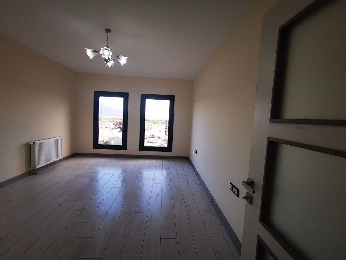 Proje kapsamında 12 Nisan'da kaba inşaatı bitirilen blokta örnek daire tamamlandı. Daireye kapı, pencere, duşa kabin takıldı, mutfak dolabı ve tezgah monte edildi.<br><br>