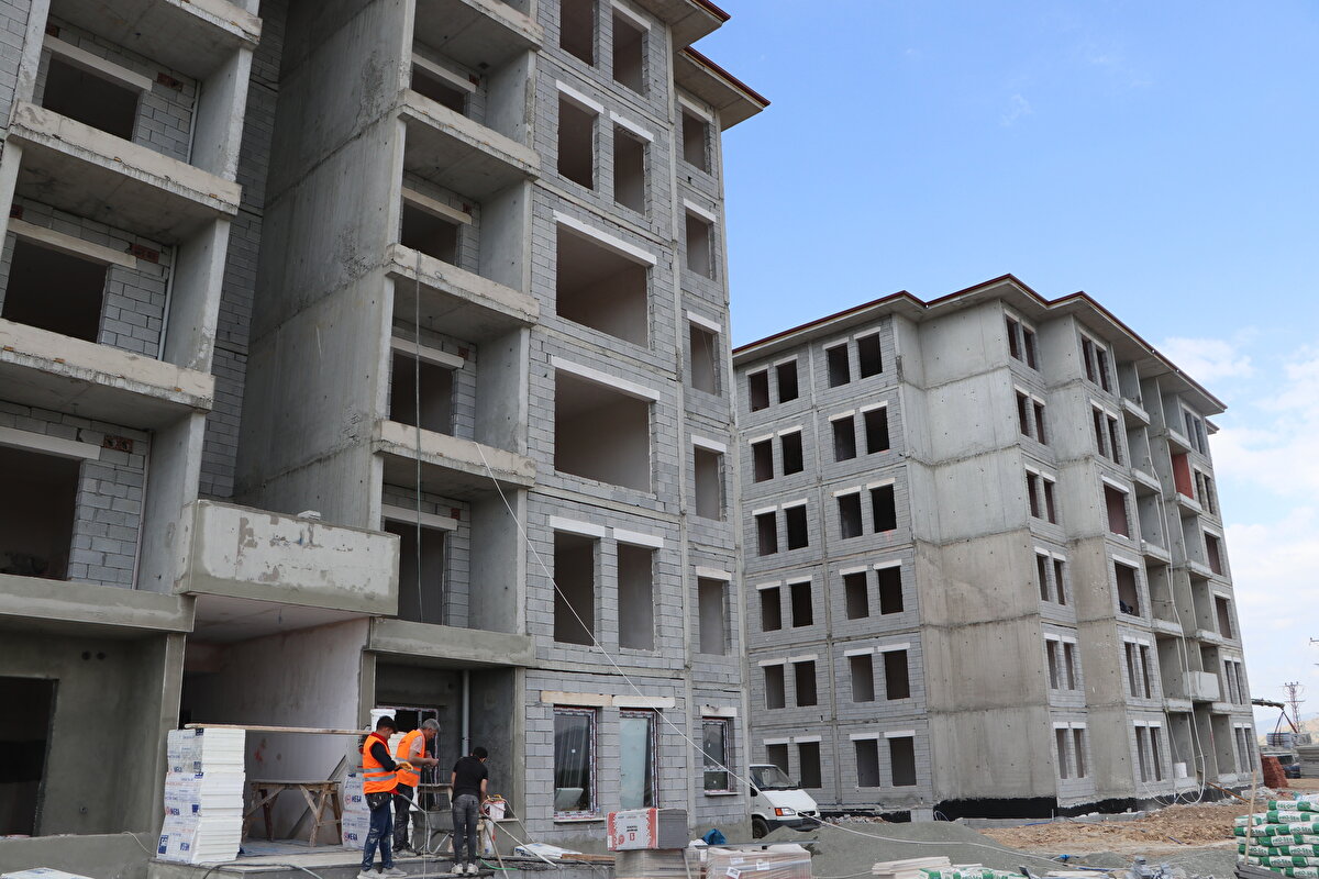 İslahiye ve Nurdağı ilçelerinde blokların tamamlanması için yoğun mesai harcandığını dile getiren Çolak, şunları söyledi:<br><br>"Şu an örnek dairemizi tamamladık. Hızlı, sağlam, kaliteli bir şekilde konutlarımızı teslim edeceğiz. 8 etapta çalışmalarımız devam ediyor. Kaba inşaat ve kazı çalışmalarımız devam ediyor. Birçoğunda duvar aşamasına geçmiş durumdayız. İnşallah Cumhurbaşkanımızın söylediği gibi 1 yıl içerisinde, başlattığımız çalışmaların hepsinde konutları vatandaşlara teslim edeceğiz."