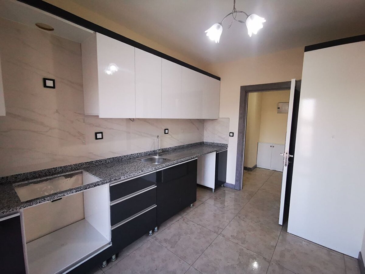 Proje koordinatörü Murat Ulusoy, 17 bloktan oluşan sitede 4 binanın 3+1, 13 binanın ise 2+1 olarak tasarlandığını söyledi.<br><br>