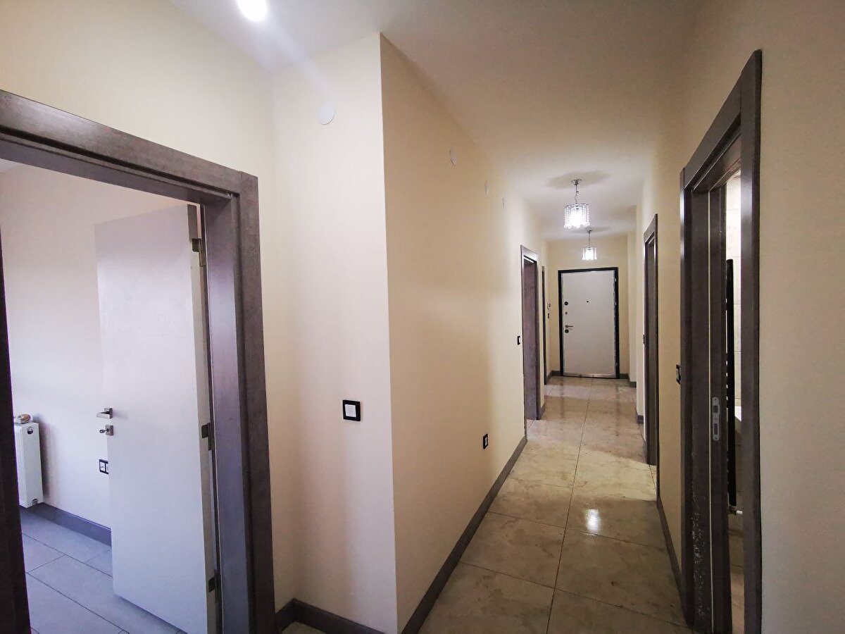 Çalışmaların hızlı sürdüğünü anlatan Ulusoy, şunları kaydetti:<br><br>"6 binada kaba inşaat bitti, 3 binada da çatı imalatı yapılıyor, diğerleri de devam ediyor. Örnek dairemiz göründüğü gibi eksiksiz bir durumda. Vatandaşlarımız sadece eşyalarını getirdiğinde rahatça oturabilir. Örnek daire içerisinde yapılmayan hiçbir şey yok, sadece ev eşyası eksik. Onu da vatandaşlar getirip oturabilecek. Toplu konutlarda birinci sınıf ürünler seçilip kullanılmakta. Mutfakta dolaplar yapıldı, banyo eksiksiz bir durumda. Mutfaktan tutun oturma odaları yatak odasına kadar eksiksiz bir şekilde tamamlanmış durumda."