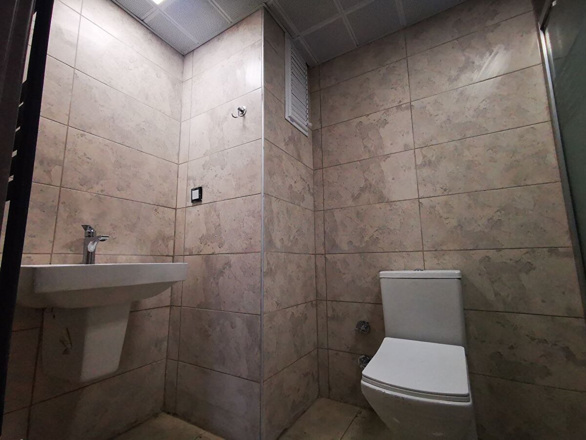 "İNŞALLAH 5 AY SONRA BİNALARIMIZ TESLİM EDİLECEK"<br><br>Ulusoy, sitenin her tarafında hummalı çalışma yapıldığını dile getirdi.<br><br>Yaşam kalitesinin artırılması noktasında her şeyin düşünüldüğünü belirten Ulusoy, "Vatandaşlarımız ev eşyalarıyla beraber gelmeleri durumda rahatça oturabilir. İnşallah 5 ay sonra binalarımız teslim edilecek. Gerek çocukların gerekse ebeveynlerin rahatlıkça yaşayacağı bir ortam var. Sitelerde eksik yok diyebiliriz." ifadelerini kullandı.