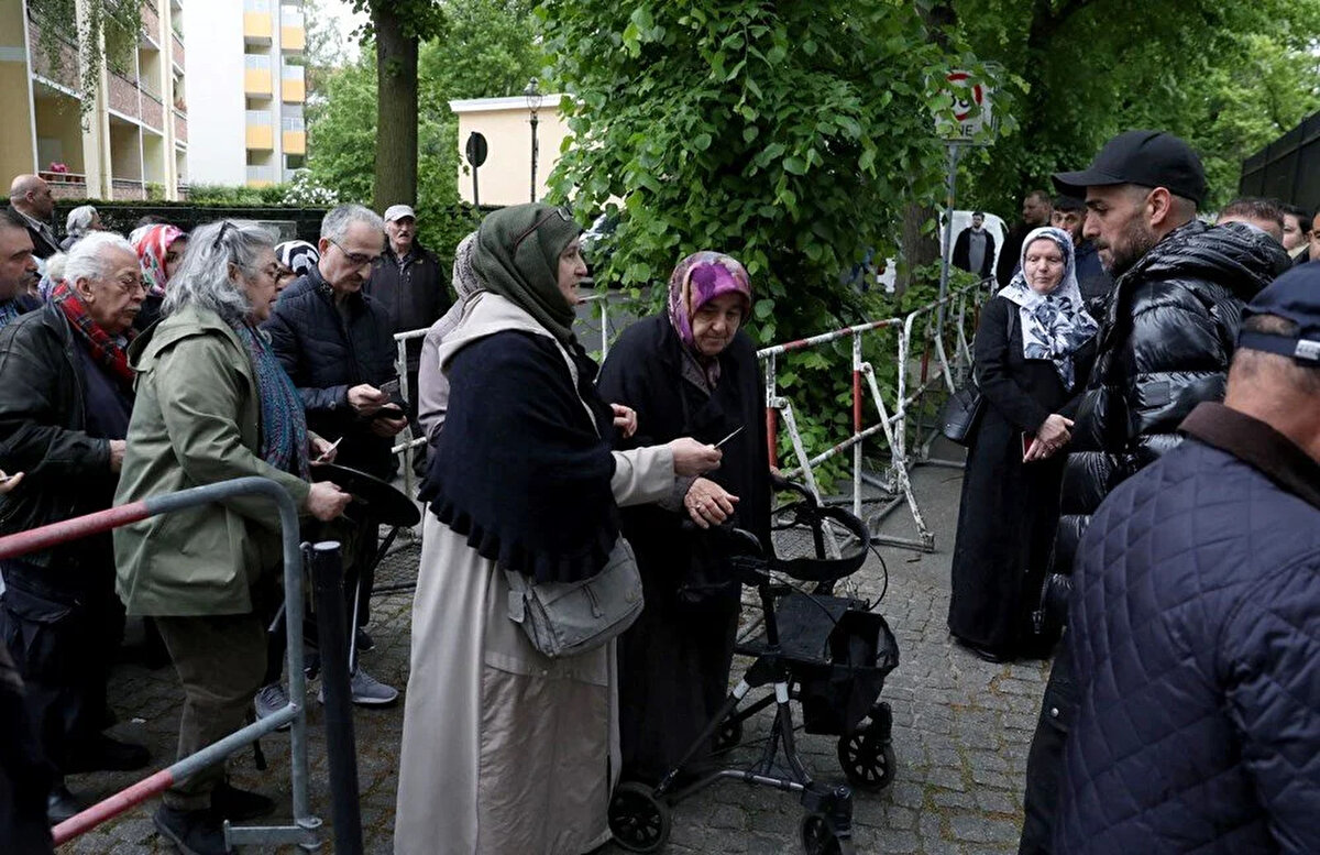 İKİNCİ GÜN DE YOĞUN İLGİ<br>Yüksek Seçim Kurulundan edinilen bilgiye göre, şu ana kadar yurt dışındaki seçmenlerden, 683 bin 580'i yurt dışı temsilciliklerde, 34 bin 32'si gümrük kapılarında olmak üzere toplam 717 bin 612'si oy kullandı.
