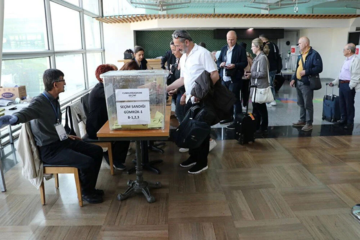 İLK GÜN REKOR OY<br><br>20 Mayıs'ta yurt dışı temsilcilikleri ve gümrük noktalarında başlayan oy verme işleminin ilk gününde, temsilciliklerde 510 bin 926 seçmen oy kullandı. Gümrüklerde ise toplam 19 bin 477 kişi sandığa gitti.