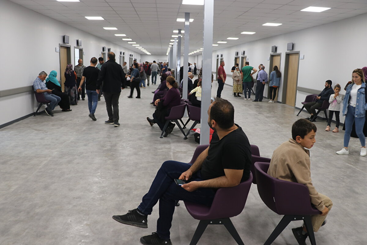 Hastanede bütün polikliniklerin aktif olarak çalıştığını belirten Barçın, "Hastanemize gelen vatandaşlarımızdan çok olumlu geri dönüşler alıyoruz. Daha önce Defne bölgemizde hastanemiz yoktu. Şu an yeni hastanemiz açıldı ve vatandaşlarımız oldukça memnunlar" diye konuştu. Hastaneye gelen vatandaşlardan Bekir Aksu da hastanenin ilçeye kazandırılmasında emeği geçenlere teşekkür ederek, "Hatay'a böyle bir imkan sağlandığı için devletimizden ve Cumhurbaşkanı'mız Recep Tayyip Erdoğan'dan Allah razı olsun" dedi.<br>