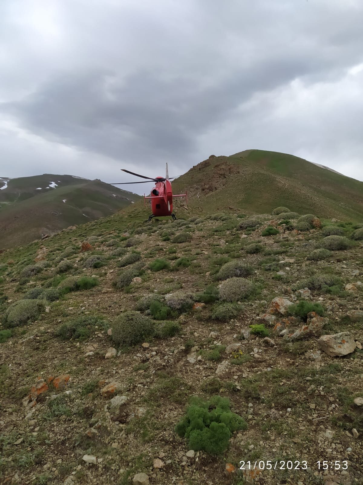 Başkale ilçesine bağlı Yurttepe Mahallesi Terazin Mezrası'nda çobanlık yapan Selahattin İsaoğlu (22) ile Tacettin Deli (20), yaylada küçükbaş hayvanları otlatırken aniden yağmur bastırdı. 