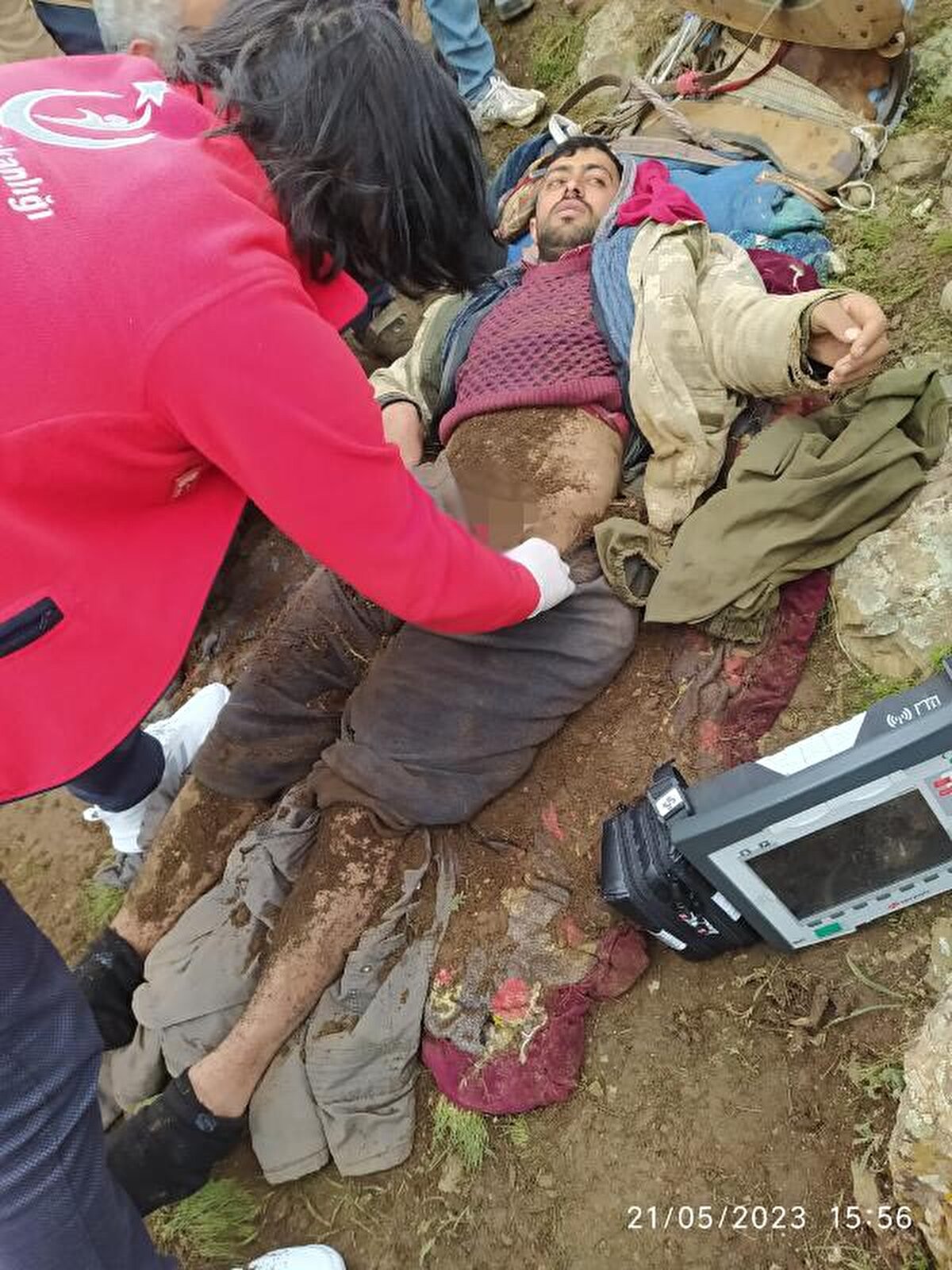 Yaralılardan durumu ağır olan Selahattin İsaoğlu, ambulans helikopterle bölgeden alınıp Van Bölge Eğitim ve Araştırma Hastanesi'ne kaldırılarak tedaviye alınırken, ambulansla Başkale Devlet Hastanesi'ne kaldırılan diğer çobanın sağlık durumunun iyi olduğu belirtildi. 