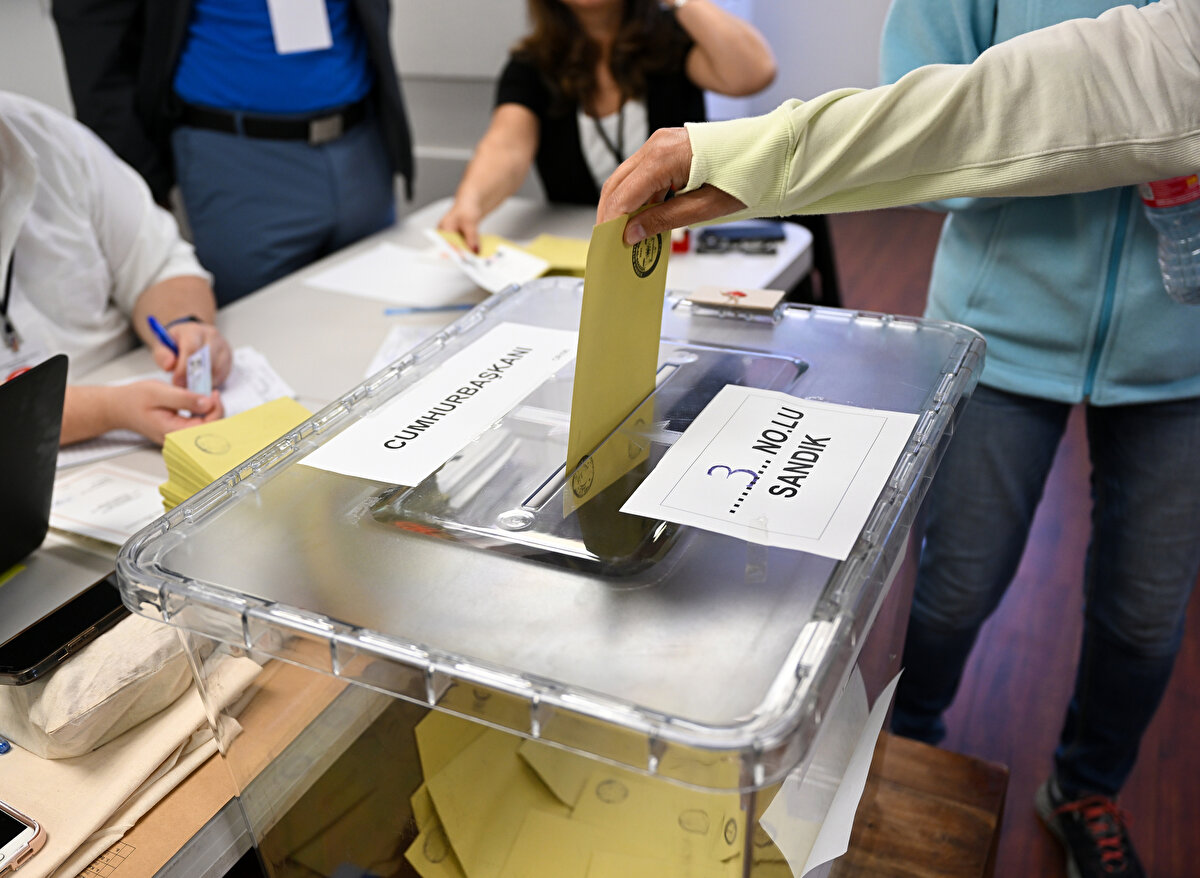 Gümrüklerde ise ilk turda 148 bin 847 seçmen oy kullanmıştı. Bu oylardan 146 bin 847’si geçerli, bin 336’sı geçersiz sayılmıştı. Gümrüklerde seçime katılım oranı yüzde 4.33 olmuştu.<br><br>