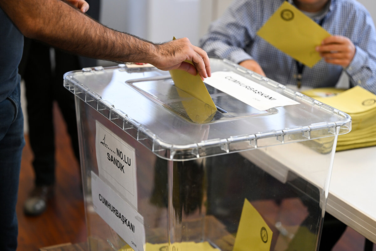 İlk tur seçimlerinde yurtdışında oy verme işlemi 28 Nisan’da başlamış ve 9 Mayıs’ta sona ermişti. YSK’nın kesin sonuçlarına göre yurtdışında ilk turda 12 gün boyunca toplam 1 milyon 691 bin 287 seçmen sandığa giderek oy kullanmıştı. Bu seçmenler 1 milyon 676 bin 268 geçerli oy atmıştı. Geçersiz oy sayısı sadece 15 bin 19 olmuştu. Yurtdışında seçime katılma oranı yüzde 49.40 olmuştu.<br><br>