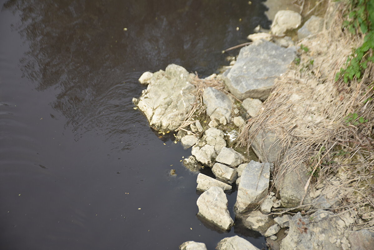 2'nci sınıf: Az kirlenmiş su. İçme suyu olma potansiyeli olan yüzeysel sulardır. Rekreasyonel maksatlar ve alabalık dışında balık üretimi için kullanılabilir. Mer'i mevzuat ile tespit edilmiş veya kalite kriterlerini sağlamak şartıyla sulama suyu olarak kullanılabilir.<br><br>