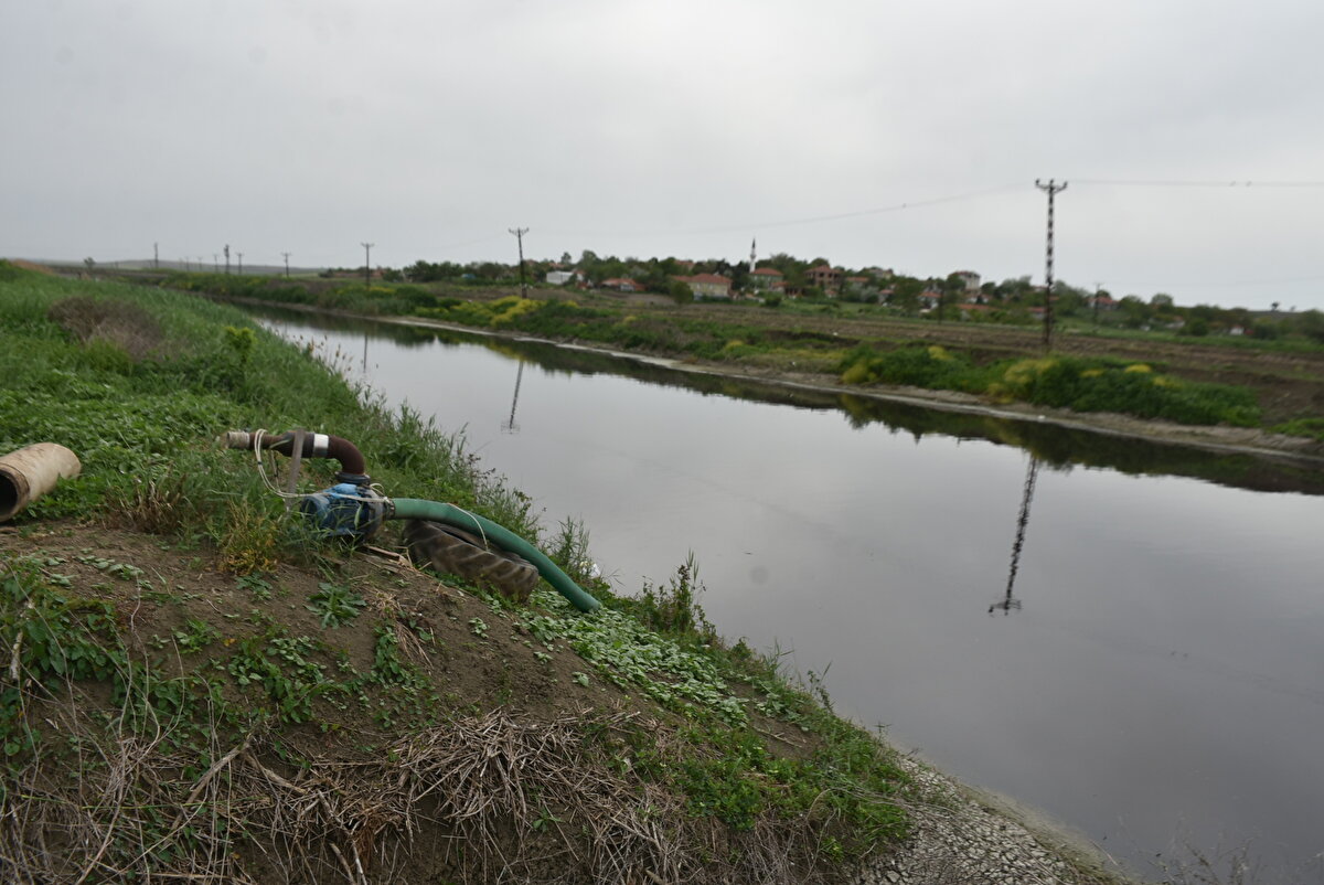 3'üncü sınıf: Kirlenmiş su. Gıda, tekstil gibi nitelikli su gerektiren tesisler hariç olmak üzere, uygun bir arıtmadan sonra su ürünleri yetiştiriciliği için kullanılabilir nitelikte su ve sanayi suyu<br><br>4'üncü sınıf: Çok kirlenmiş su. Sınıf 3 için verilen kalite parametrelerinden daha düşük kalitede olan ve üst kalite sınıfına ancak iyileştirilerek ulaşabilecek yüzeysel sulardır.<br><br>