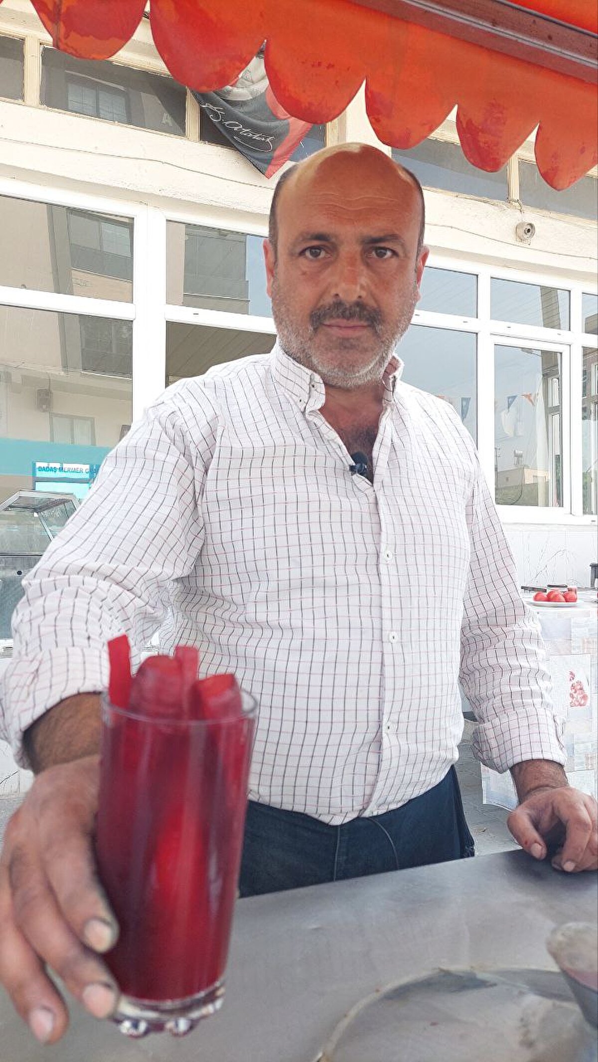 MAĞDURİYETİMİN BİR AN ÖNCE DÜZELTİLMESİNİ İSTİYORUM'<br>AFAD tarafından depremde hayatını kaybeden vatandaşların ailelerine ödenen 100 bin lirayı da iade ettiğini belirten Yılmaz, "Ben seyyar olarak şalgam suyu satıyorum. Havuç ve başka malzemeler almak için il dışına çıkmak zorundayım. Yolda çevirme oluyor. Derdimi anlatmaya çalışıyorum. Ölen adam araba kullanabilir mi, kullanamaz. Nüfus Müdürlüğü, savcılık soruşturması tamamlanıncaya geçici bir belge verdi. Derdimi bu belge ile anlatmaya çalışıyorum. AFAD'dan gönderilen parada tüyü bitmemiş yetimlerin hakkı var, hemen parayı o zaman iade ettim. Ben depremde Toprakkale'deki evimdeydim. Biz böyle şeyleri filmlerde olur zannederdik. Maalesef bizim başımıza geldi. Gerçekten trajikomik bir olay yaşadıklarım. Mağduriyetimin bir an önce düzeltilmesini istiyorum" dedi.<br>Halil Yılmaz, eski günlerine döneceği günleri sabırsızlıkla beklediğini söyledi.