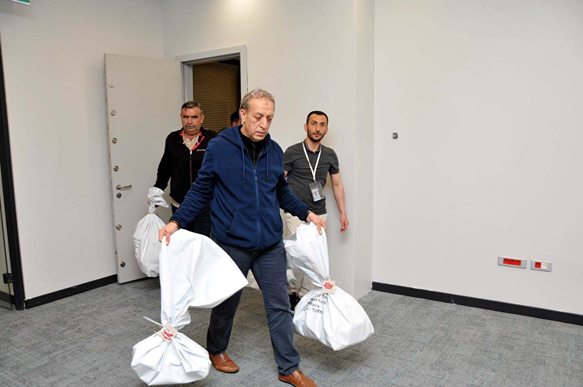 İstanbul Havalimanı'nda muhafaza edilen oylar daha sonra kara yoluyla Ankara'ya gönderilecek.