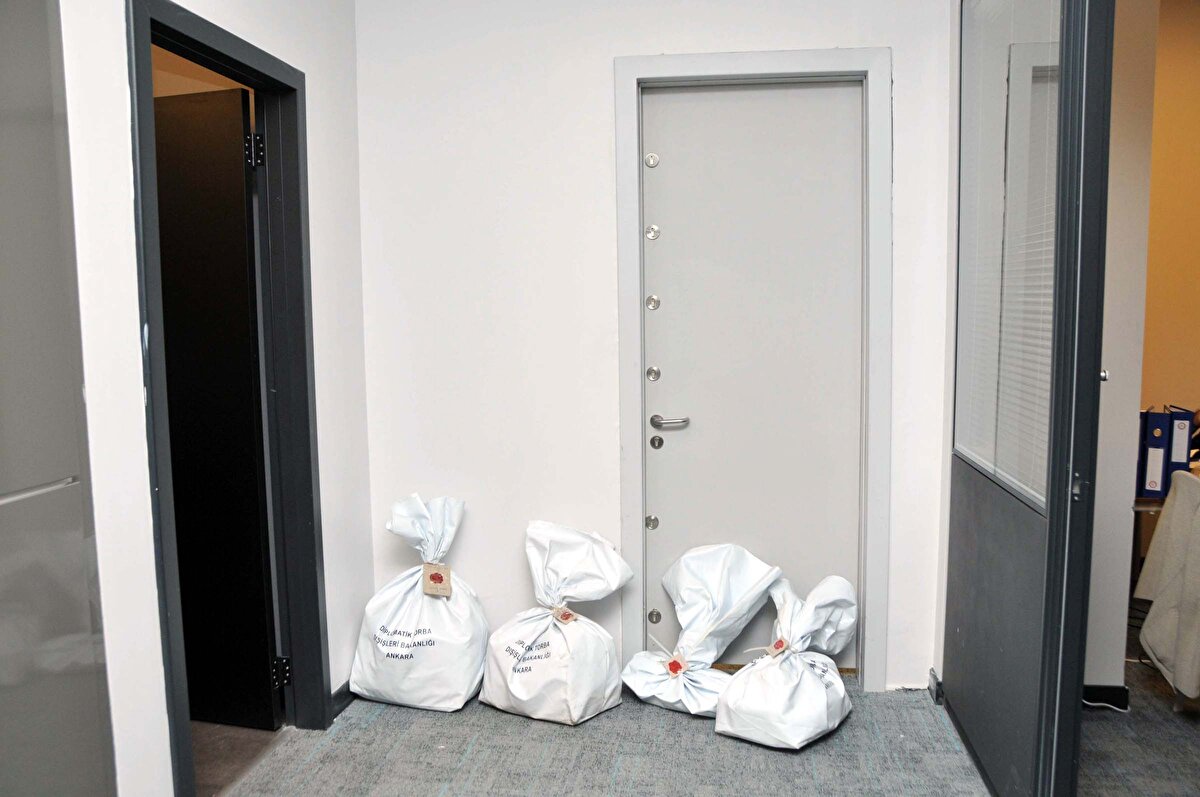 Türk Hava Yolları'nın (THY) tarifeli uçaklarıyla getirilen oylar İstanbul Havalimanı'nda kurulan ve 7 kilitli kapının bulunduğu odada muhafaza ediliyor.
