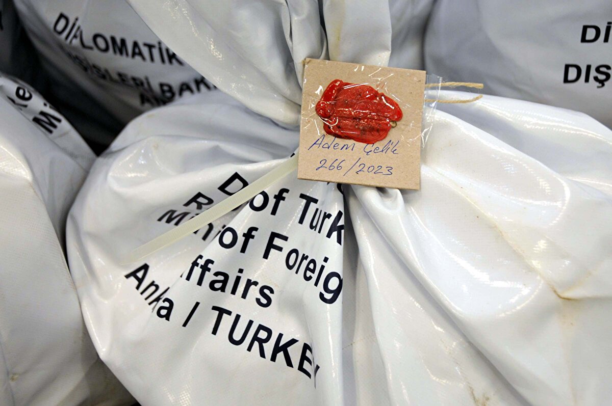 Öte yandan yurtdışı seçmen kütüğüne kayıtlı seçmenler, başta İstanbul Havalimanı olmak üzere tüm gümrük kapılarında 28 Mayıs Pazar günü saat 17.00'ye kadar oy kullanabilecek.