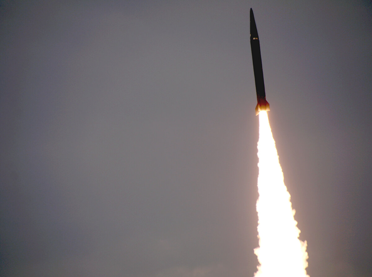 Rize-Artvin Havalimanı'nda Milli Savunma Bakanlığı'na ait apronda, saat 06.44'de karadan denize yapılan uzun menzilli atışta yerli füze 'Tayfun', ikinci kez Rize semalarından yükseldi.<br><br>