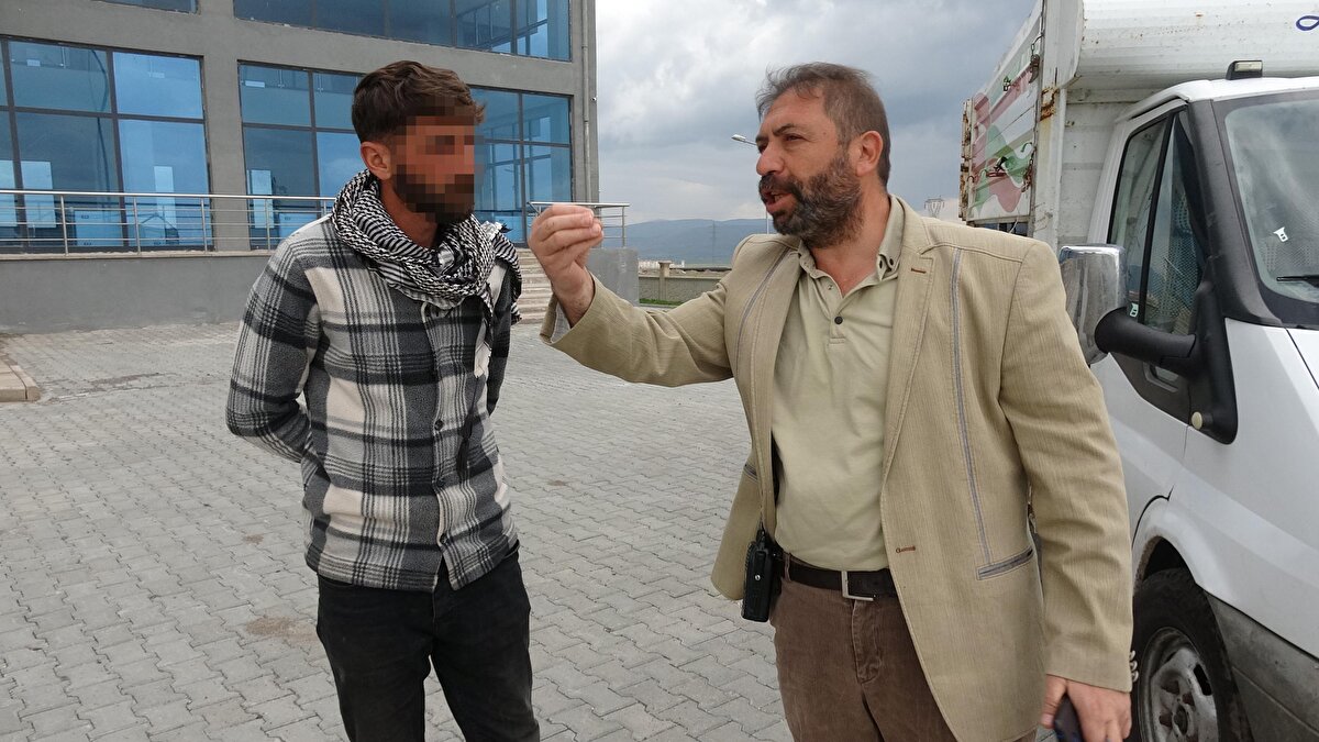 Hava soğuk olduğu için kat kat giyindiğini belirten çoban İlhami Ş., "Gün boyu hayvan otlatıyorum. Kablolar; telefon, müzik aleti ve onların şarj cihazları. Hava soğuk olduğu için kat kat giyindim. Puşiyi de herkes takıyor" dedi.<br><br>