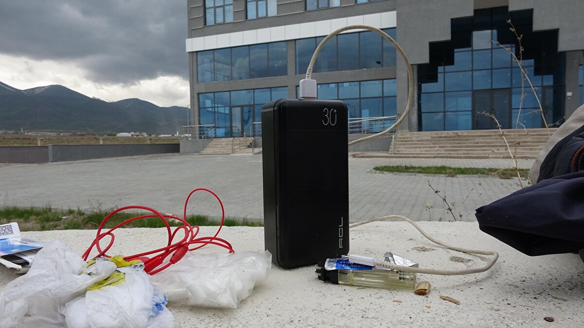 Kat kat giyinen İlhami Ş.'nin üst aramasında, powerbank, telefon şarj kablosu ile kulaklık kablosu bulundu.