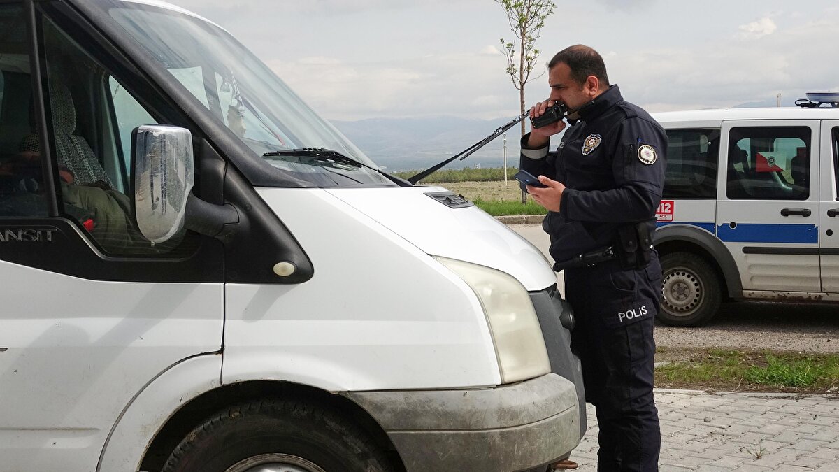 Ekipler, kamyonetin ön camına bırakılan cep telefonu numarasını aradı.