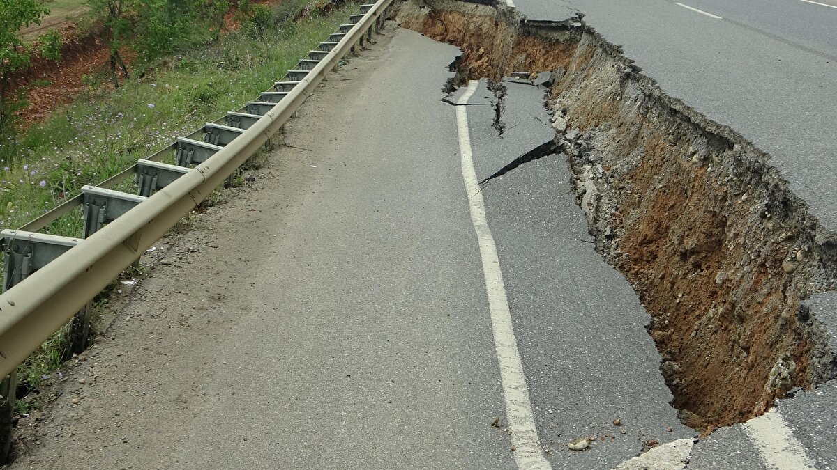Kara yolunun kısa sürede yapılarak birkaç gün içinde trafiğe açılması bekleniyor.<br>
