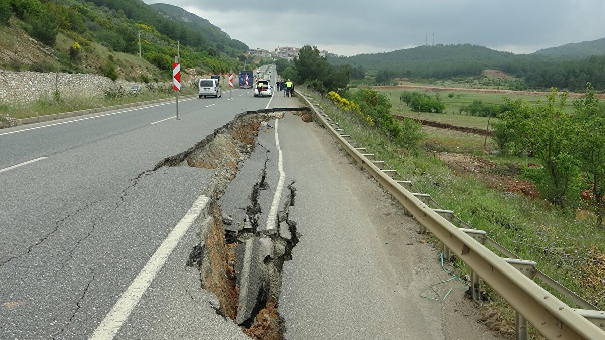Sürücülerin ihbarı üzerine bölgede çalışma başlatan karayolları ekipleri, çökme yaşanan yeri uyarı levhalarıyla kapattı. Trafik tek şeritten kontrollü sağlanıyor.
