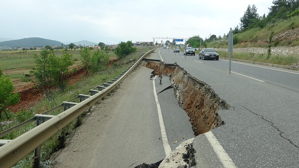 Menteşe ilçesinde birkaç gündür devam eden sağanak nedeniyle Muğla-Yatağan kara yolu Akçaova mevkisindeki 50 metrelik alanda çökme oluştu.