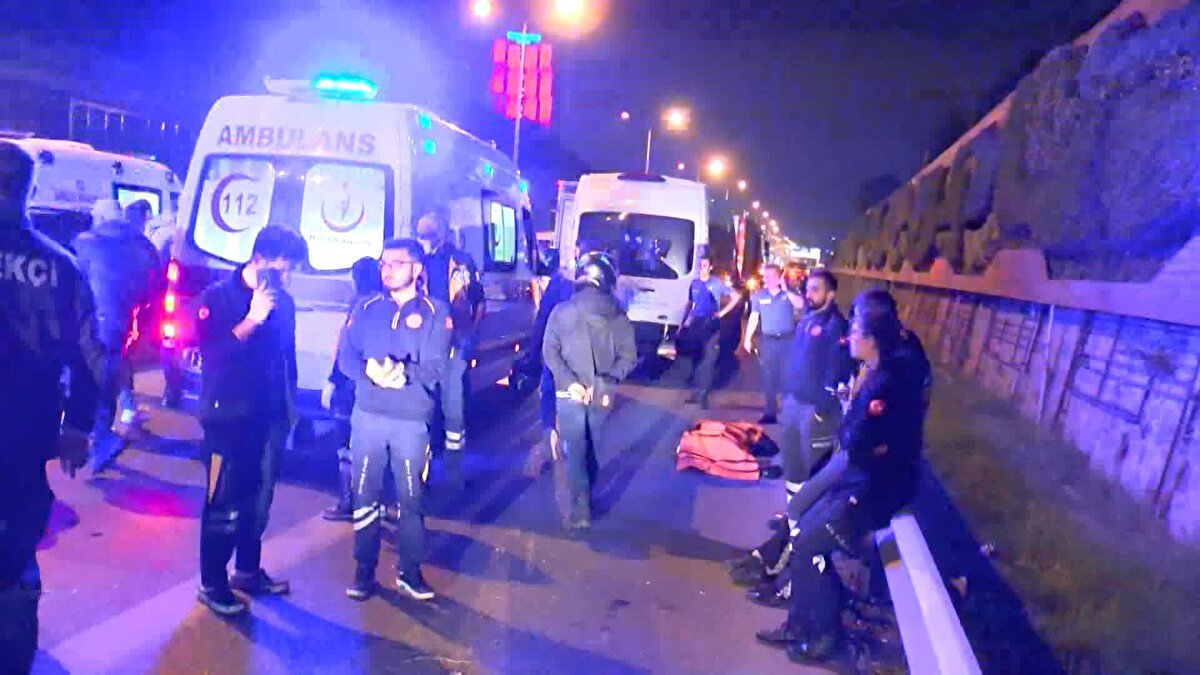 Kazaya karışan araç çekici yardımıyla kaldırıldıktan sonra yol yeniden trafiğe açıldı.<br>