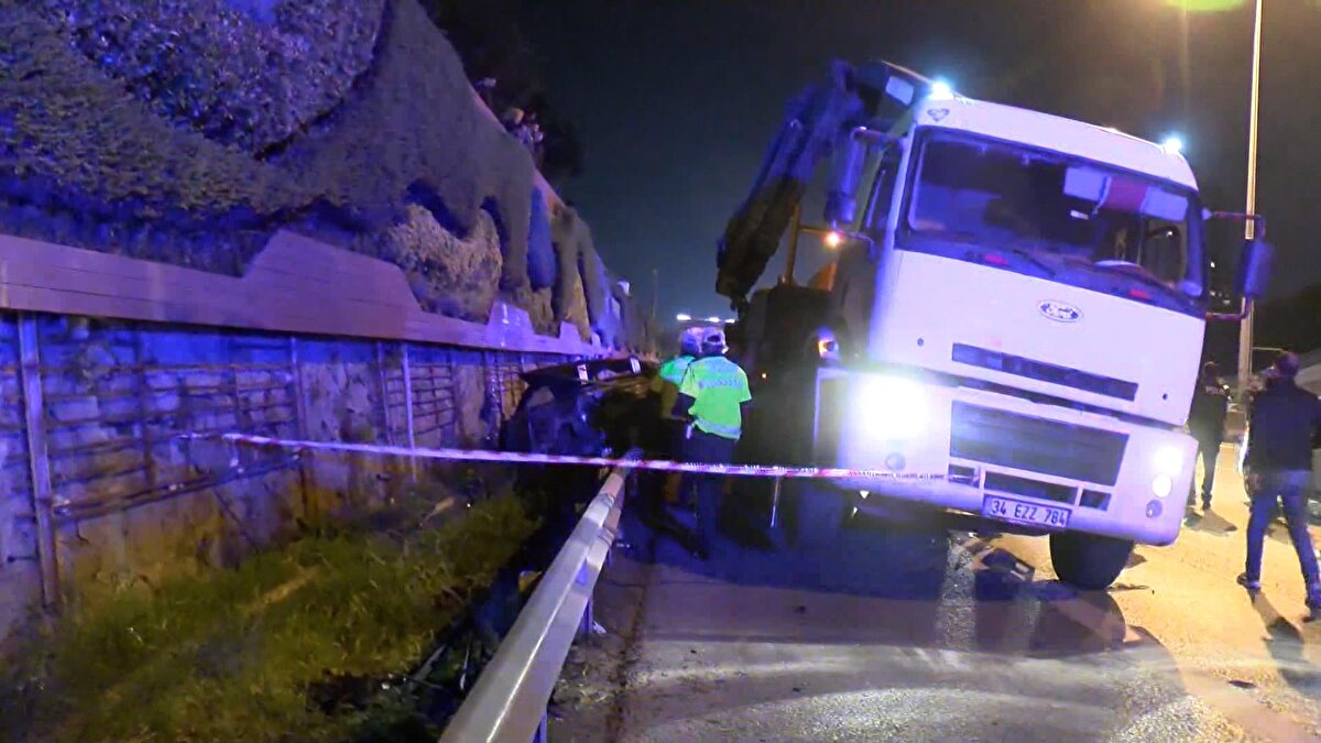 Sürücü Atilla Mert Ç, ifadesi alınmak üzere emniyete götürülürken, kaza nedeniyle E-5 karayolu Ankara istikameti bir süre trafiğe kapatıldı.<br>