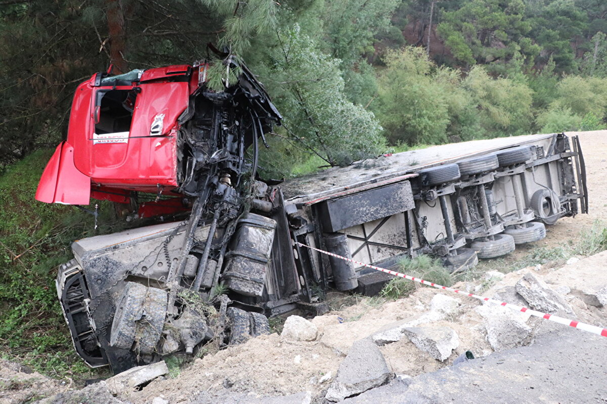 Metrelerce sürüklediği otomobili hurdaya çeviren TIR, yoldan çıkarak ormanlık alana devrildi