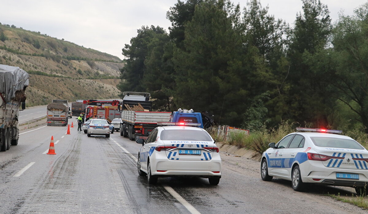 Cansız bedenler otopsi için morga kaldırılırken, Minik Ece İkra’da hastanede hayatını kaybetti ve böylelikle ölü sayısı 4’e yükseldi.<br><br>TIR sürücüsünün tedavisi sürüdüğü kazayla ilgili soruşturmanın devam ettiği öğrenildi.