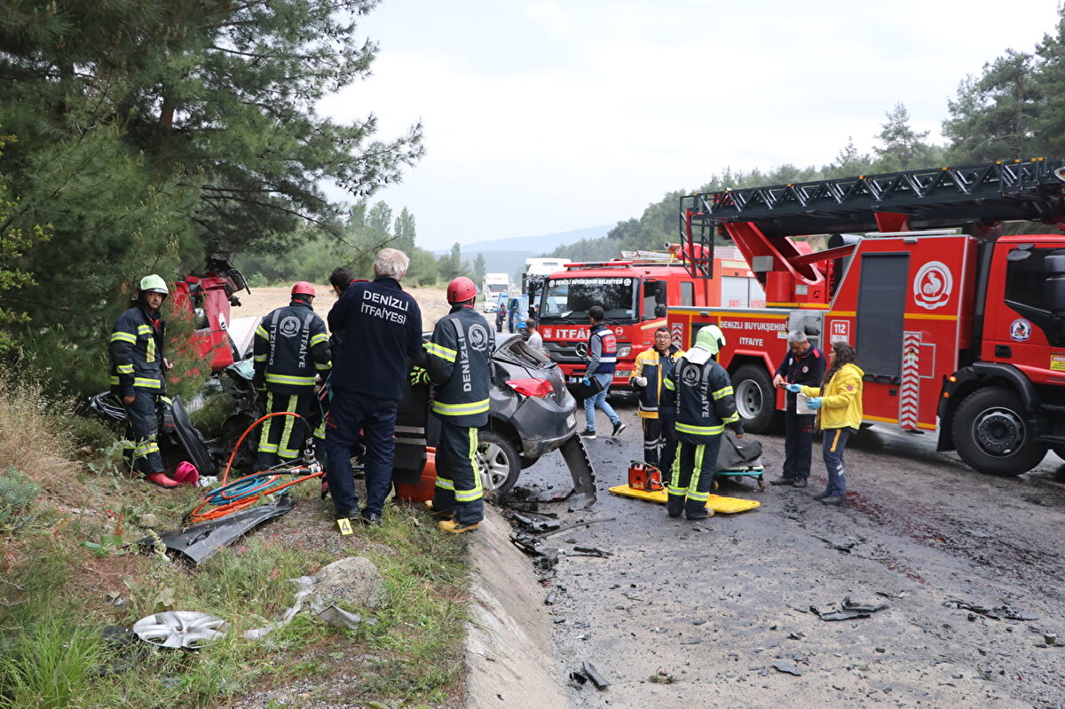 Ardından olay yerine giden sağlık görevlileri, Ece İkra’nın annesi Ümmü (31), babası Hasan, kardeşi İdil’in (3) hayatını kaybettiğini belirlerken, TIR sürücüsü Mehmet B. ise itfaiye tarafından sıkıştığı yerden çıkarılarak hastaneye kaldırıldı.<br>