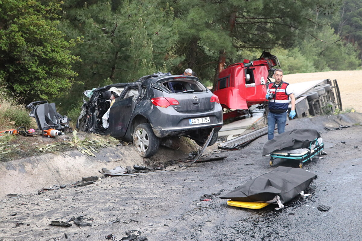 Marmaris Devlet Hastanesinde tıbbi sekreter olarak görev yapan Kahramanmaraşlı Hasan Çetinkaya ile birlikte aynı hastanede sözleşmeli tıbbi sekreterlik yapan eşi Ümmü Çetinkaya'nın (31) ataması, baba ocağı Manisa'nın Alaşehir Devlet Hastanesine yapıldı. Hafta sonu evini Muğla'dan Alaşehir'e taşıyan Ümmü Çetinkaya, pazartesi son mesaisini yaparak Marmaris Devlet Hastanesinden ilişiğini kesti. Bir süre daha Muğla'da çalıştıktan sonra eşinin yanına tayin olacağı günlerin hayalini kuran Hasan Çetinkaya, eşi ve iki kızını Alaşehir'deki yeni yuvalarına bırakıp dönmek için otomobiliyle Marmaris'ten yola çıktığı öğrenildi. <br><br>