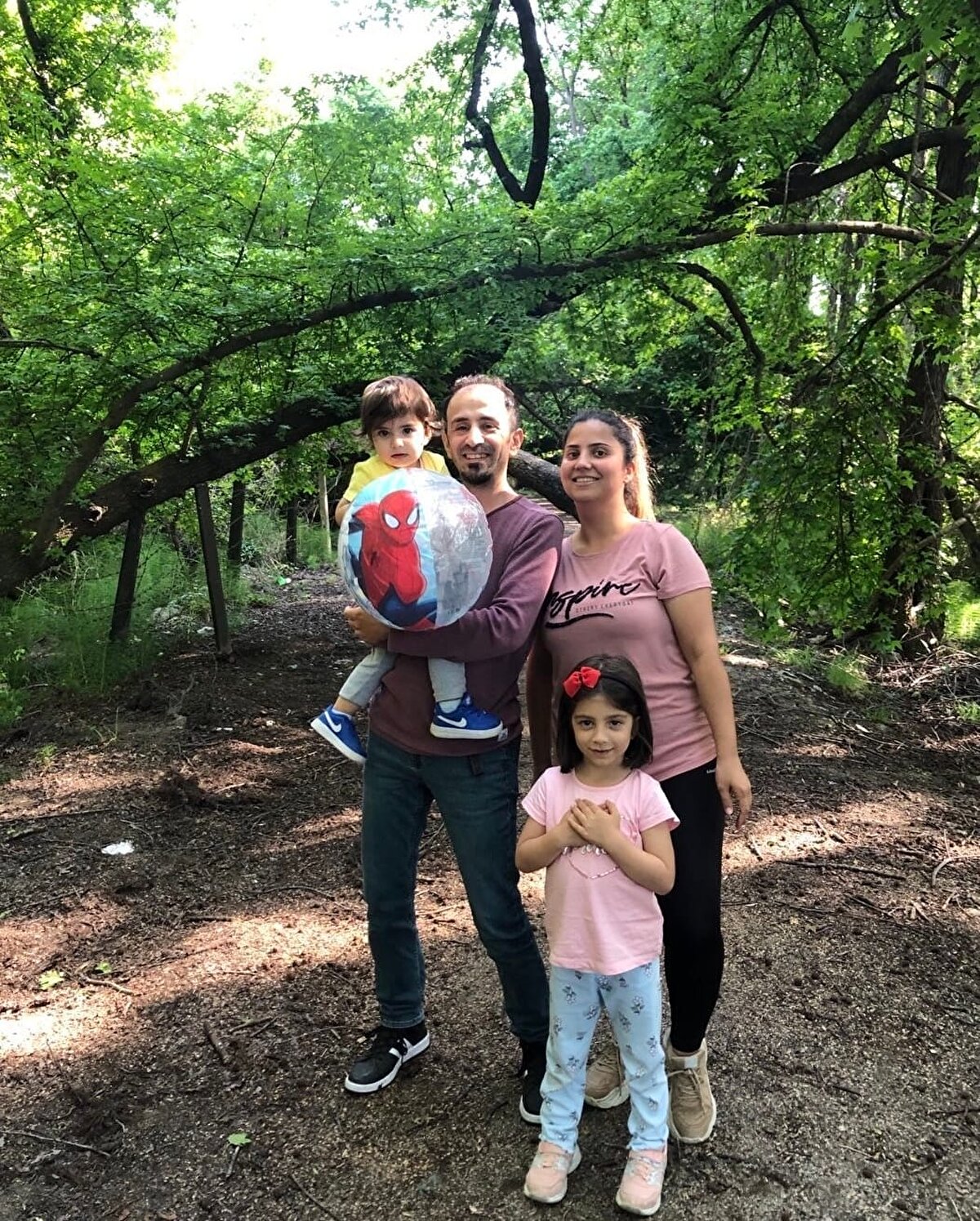 Karşı şeride geçen TIR, Denizli’den Manisa yönüne gitmekte olan Hasan Çetinkaya (35) kontrolündeki otomobile çarparak sürüklemeye başladı.