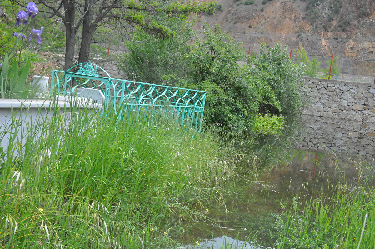 Mahalleli, 70'i aşkın, çoğu sulara gömülen mezarın, başka alana nakledilip, ani taşkınlara karşı önlem alınmasını istedi.
