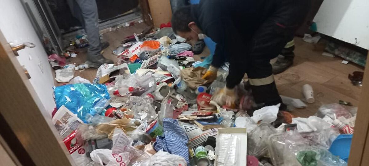 Mahkeme, evdeki çöplerin temizlenmesine yönelik karar verdi. 