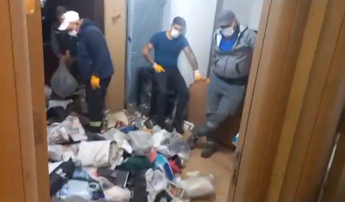 Daireden, 16 kamyon çöp çıktı. Taşınan çöpün yaklaşık 50 ton olduğu bildirilirken, Bülent K. hastanede sağlık kontrolünden geçirildi. 