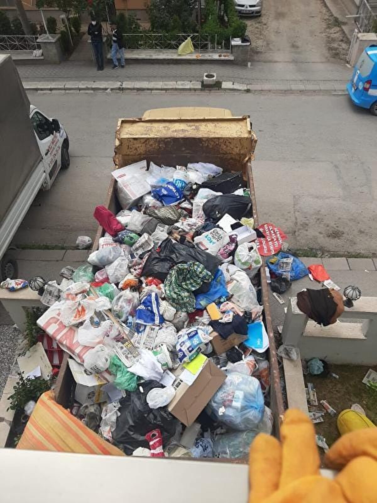 Apartmanda oturanlar, uyarılarına rağmen dairesine çöp taşımaya devam eden Bülent K. hakkında savcılığa şikayette bulunuldu. 