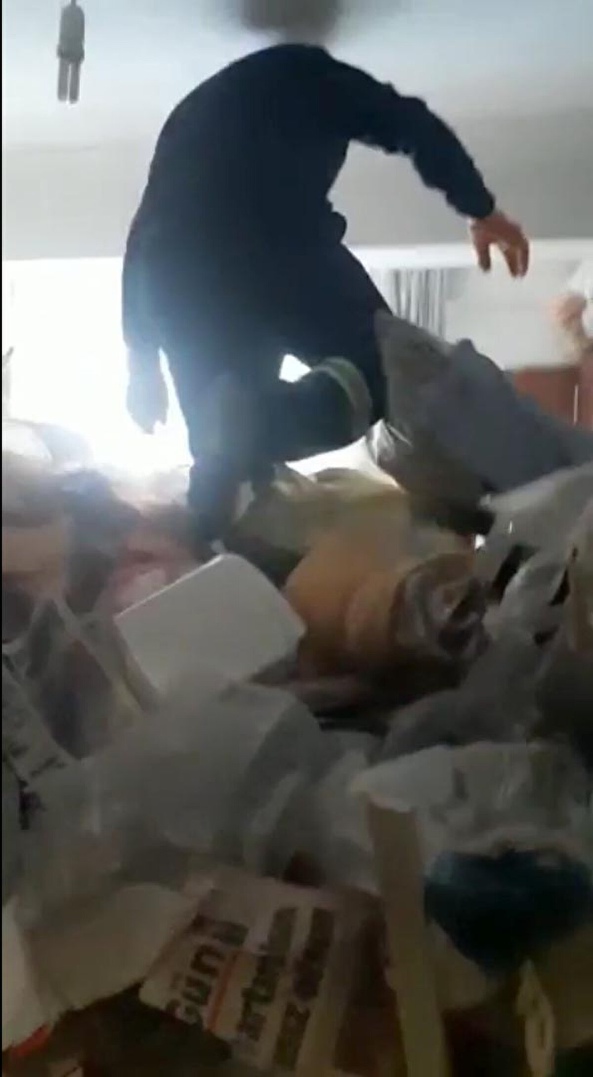 Apartmanda oturanlar, uyarılarına rağmen dairesine çöp taşımaya devam eden Bülent K. hakkında savcılığa şikayette bulunuldu. 