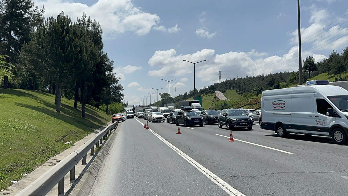 Polis ekipleri yolun temizlenmesinin ardından, Kavacık istikametine doğru yolun iki şeridini kontrollü olarak trafiğe açtı