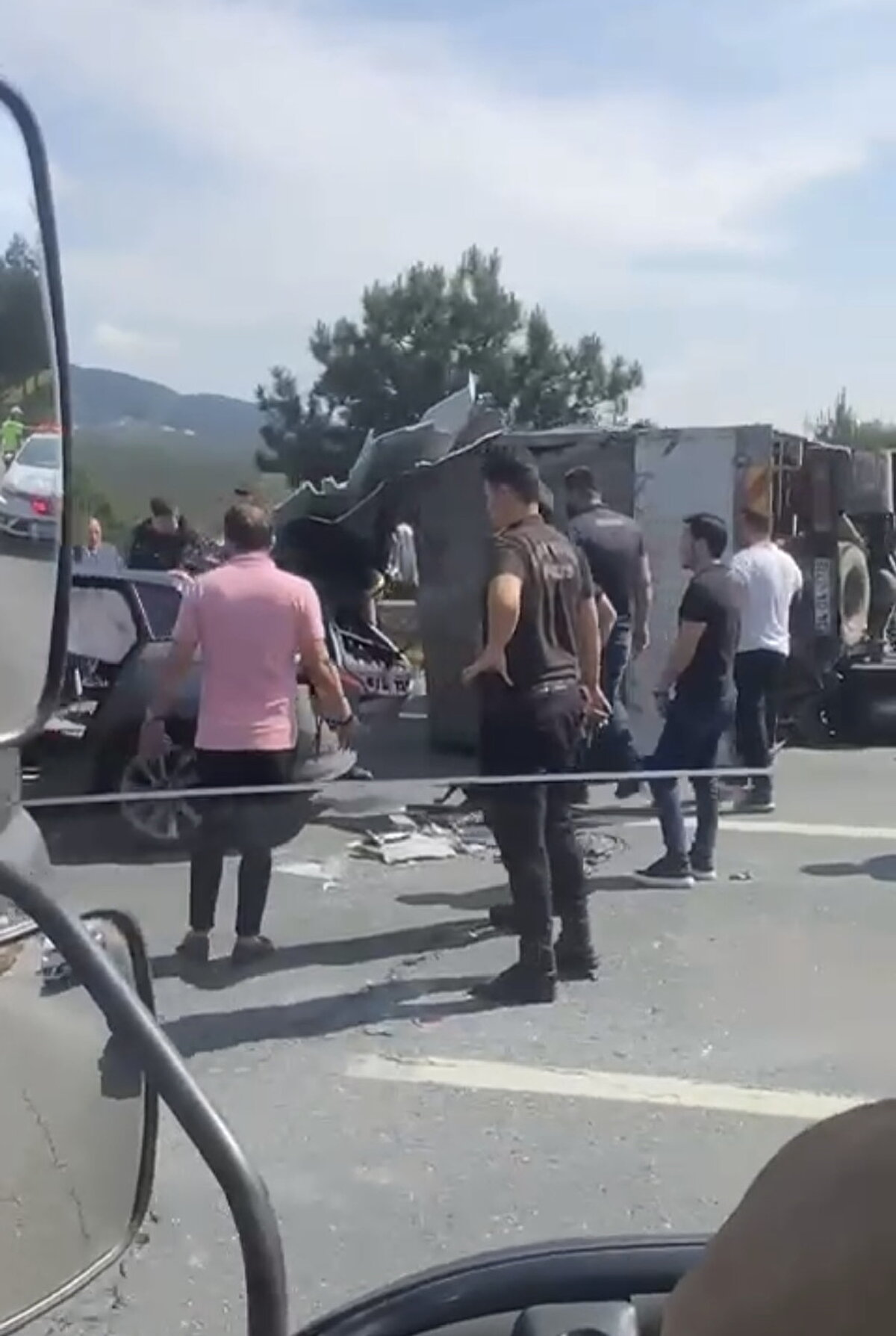 TEM Otoyolu Beykoz istikametinde kaza nedeniyle trafik yoğunluğu oluştu. Araçların çekici yardımıyla çekilmesinin ardından, Karayolları Genel Müdürlüğü'ne bağlı temizlik ekipleri yolda temizlik çalışması yaptı.