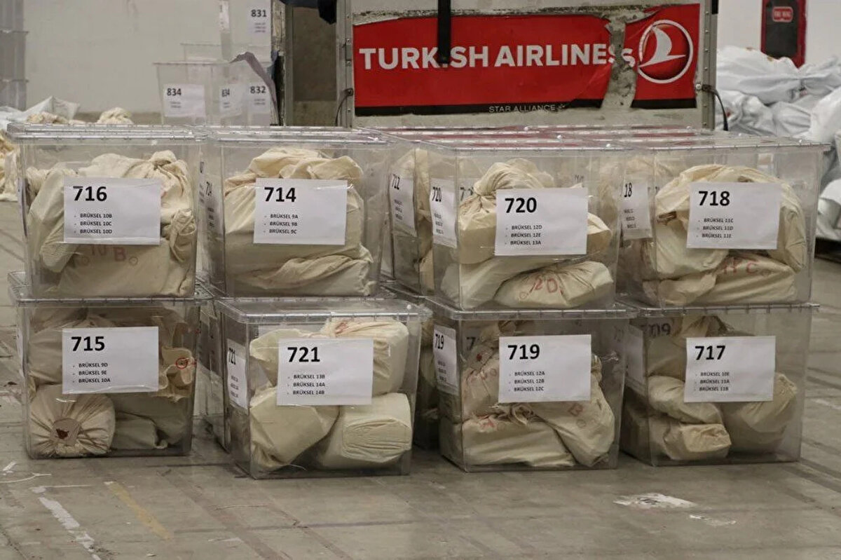 EN FAZLA OY ALMANYA'DA KULLANILDI<br><br>Oy kullanma süresinin 12 günden 5 güne inmesine rağmen katılım oranı ve kullanılan oy sayısı tüm zamanların rekorunu kırdı. Yüksek Seçim Kurulu, saat 09.00 itibarıyla yurt dışında oy kullanan seçmen sayısının 1 milyon 905 bin 601 olduğunu açıkladı. Gümrüklerde oy verme işlemi 28 Mayıs'a kadar devam edecek.<br><br>Yurt dışında en fazla oy kullanımı 760 bin 882 ile Almanya oldu.