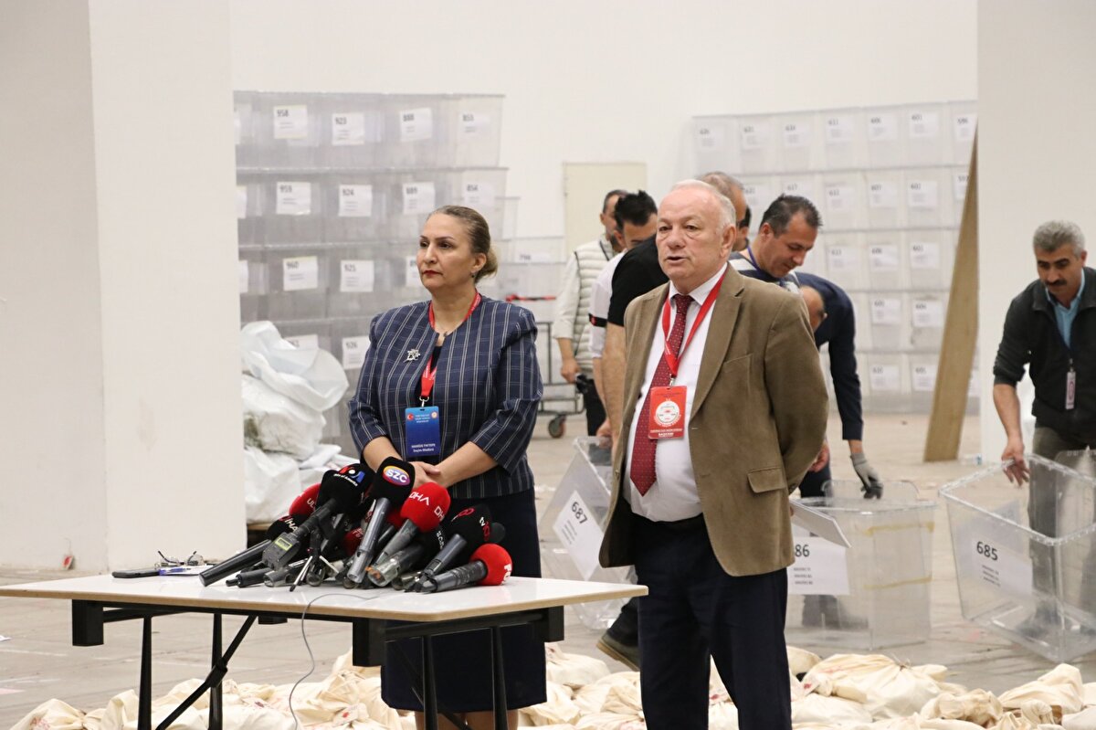 ATO Congresium'da 5 odada muhafaza edilen torbaların içindeki oylar, ülkelere göre sınıflandırılarak şeffaf seçim sandıklarına konulmaya başlandı.